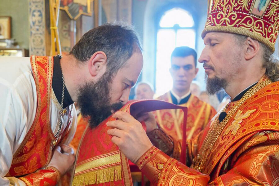 митрополит награждает отца Олега