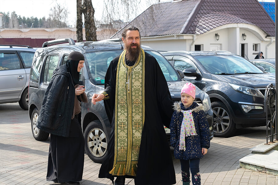 иконописец отец Сергий Нежборт с дочкой