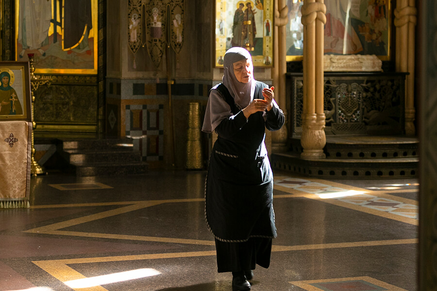 монахиня в храме