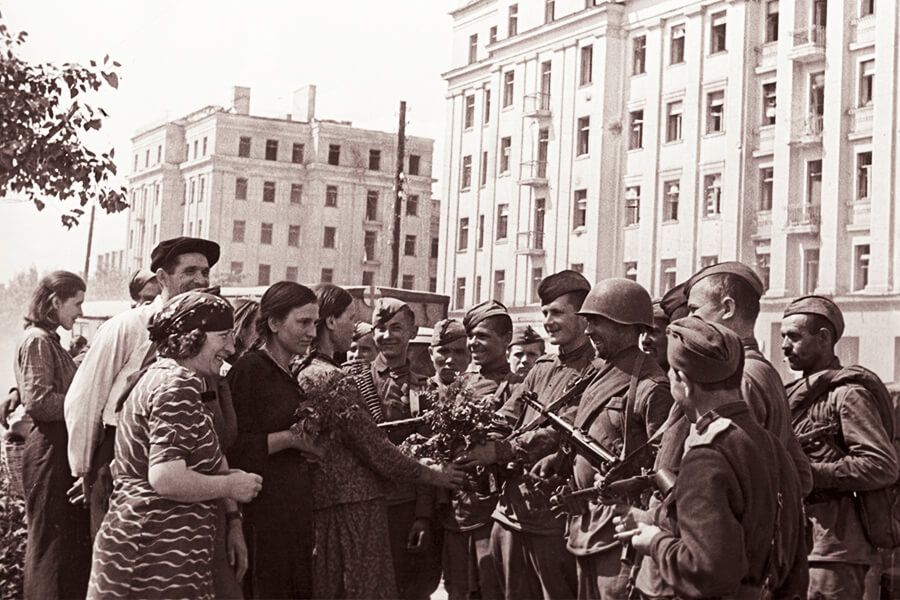 женщины обступили советского солдата