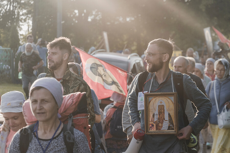 молодые парни на крестном ходу