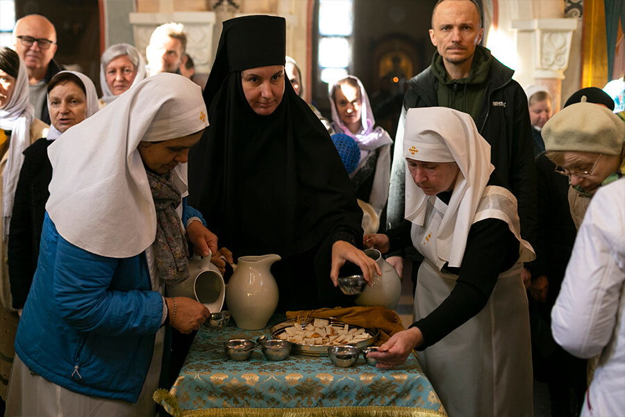 монахиня и сестры милосердия