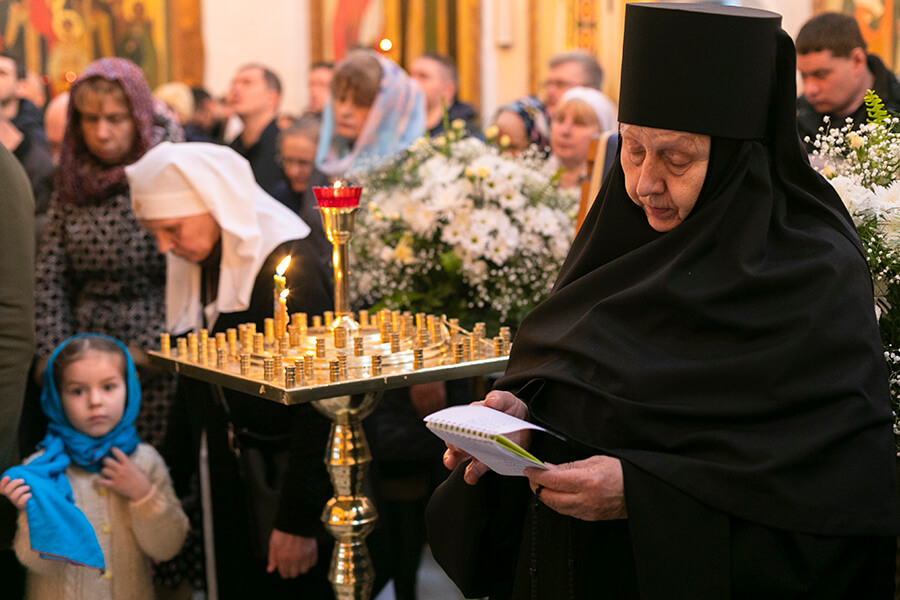 монахиня читает записки 