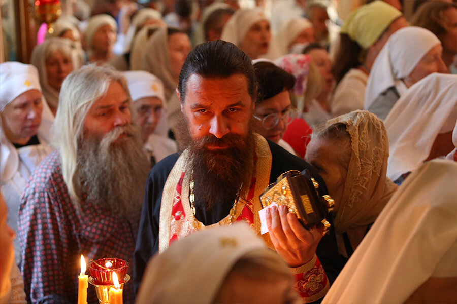 священник среди людей