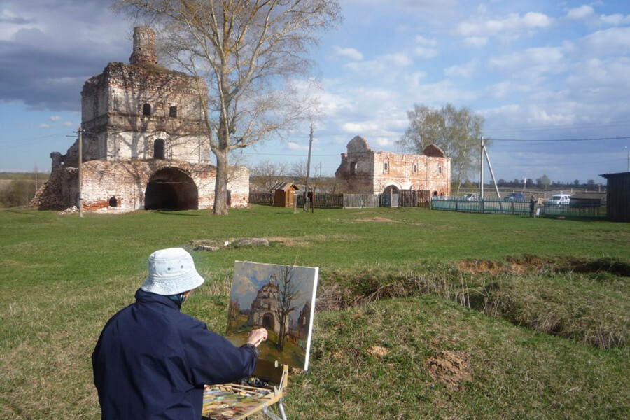 художник рисует разрушенную церковь 