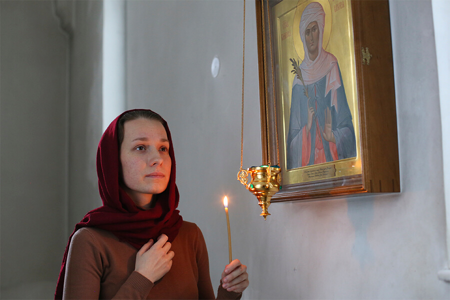 Яна со свечой у иконы