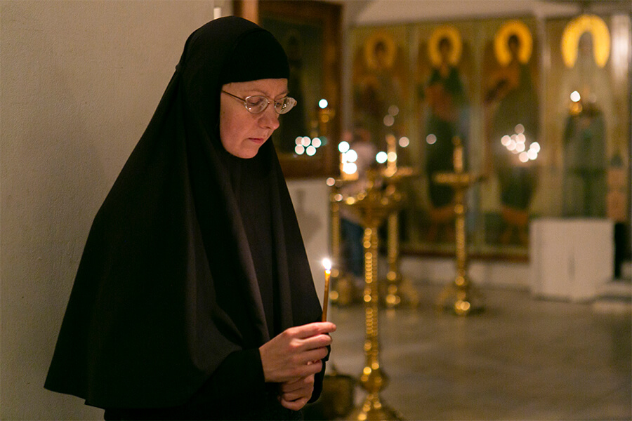 монахиня агапия со свечой