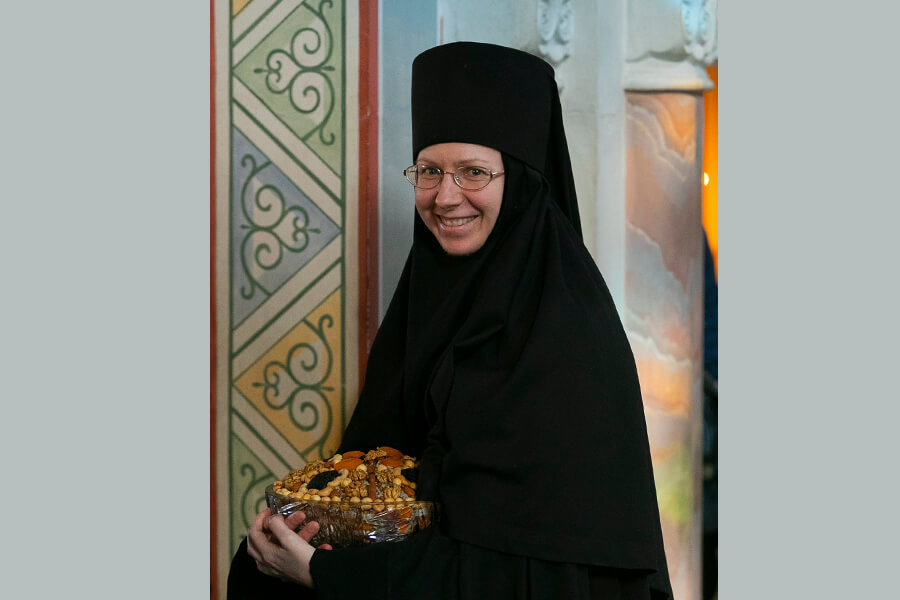 монахиня с коливом