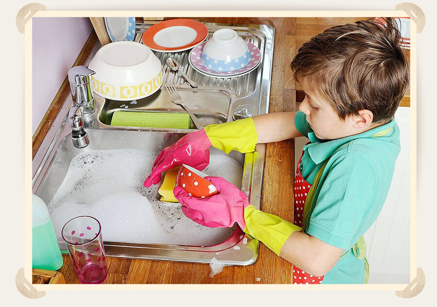 мальчик моет посуду