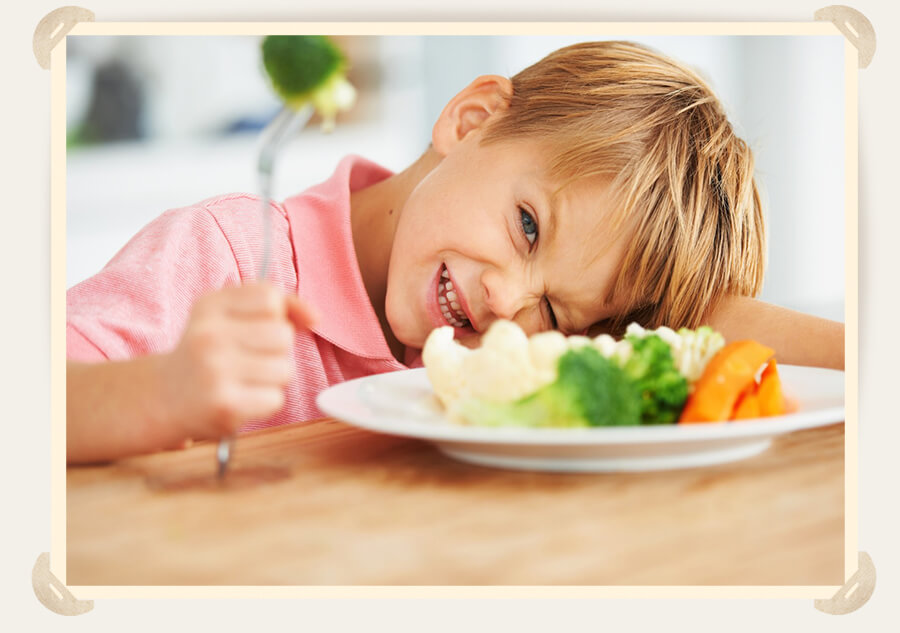 ребенок перед тарелкой с едой 
