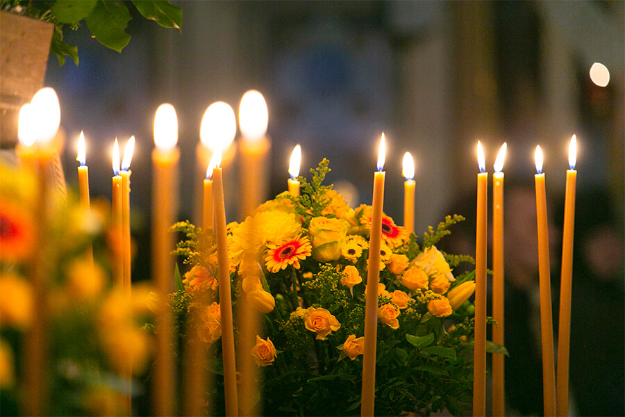 горящие свечи на празднике Сретения