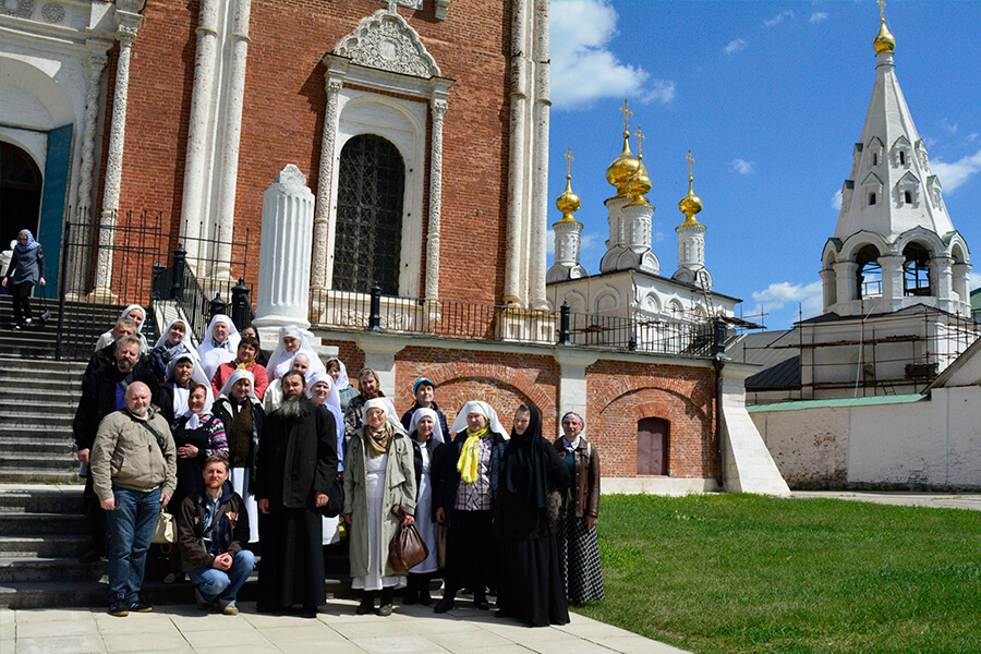 сестры и священник Свято-Елисаветинского монастыря