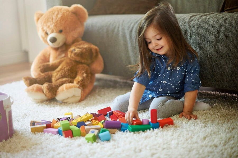 Фото ребенка с игрушкой в руках