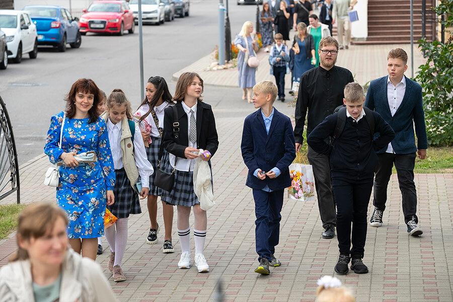 дети идут в монастырскую школу