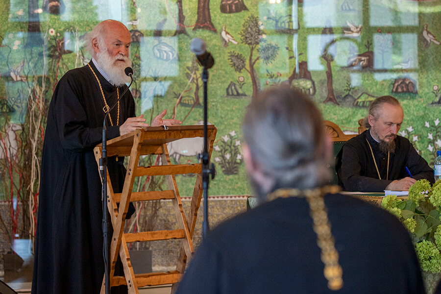 отец Константин беседует со священниками