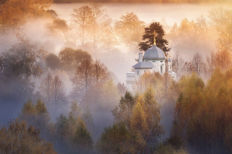 храм в красивом лесу