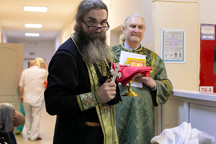 священник в больнице