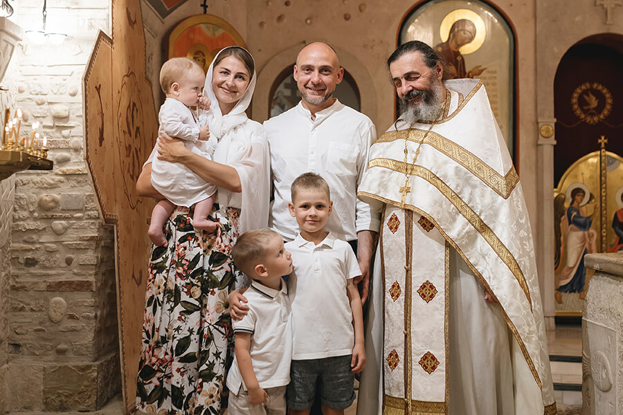 священник и семья с детьми