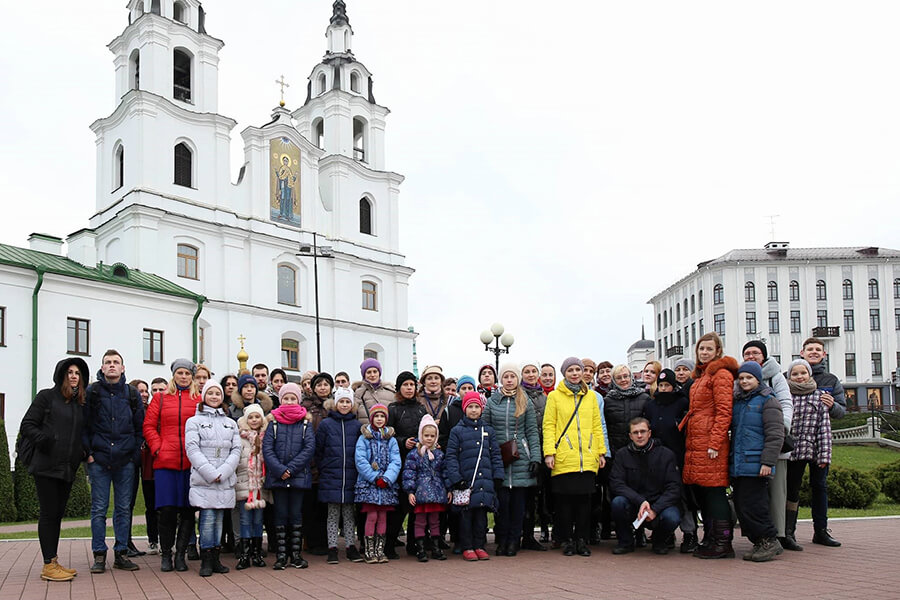 группа перед храмом