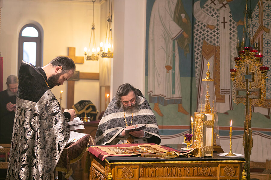 священники молятся в алтаре