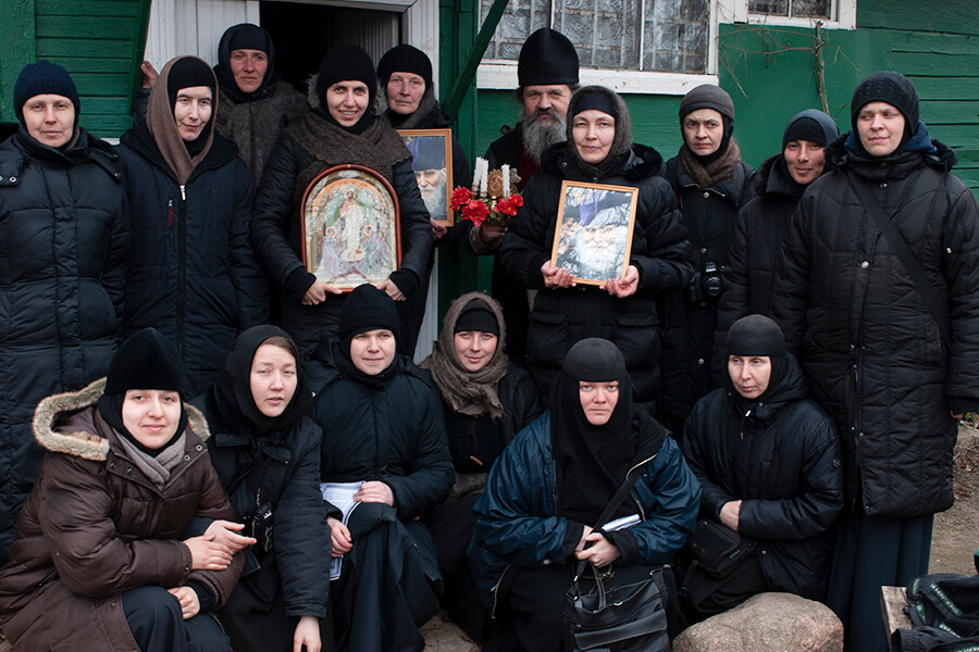 сестры у домика старца николая