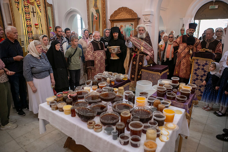 освящение меда в монастыре