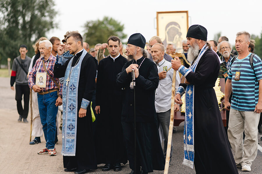 митрополит и священники