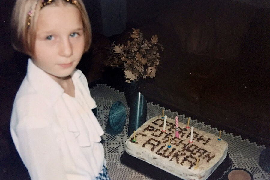 девочка с праздничным тортом