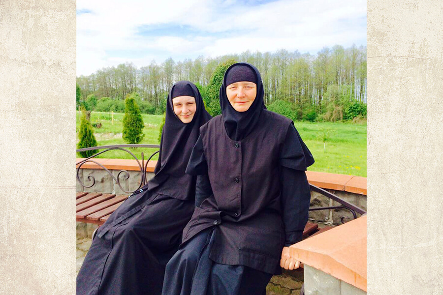две монахини