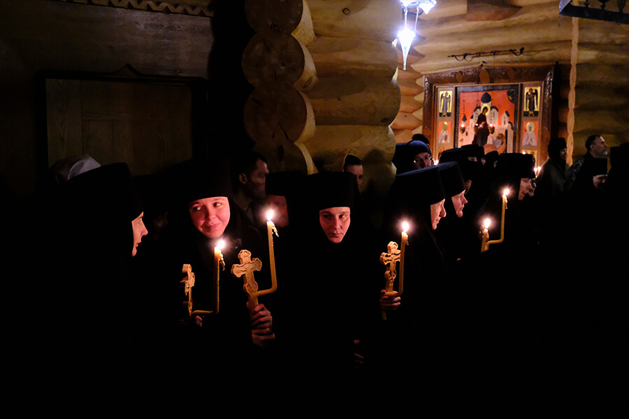 монахини со свечой и распятием