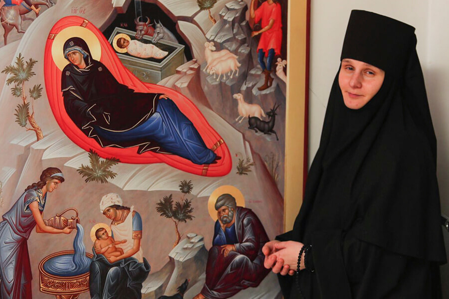 монахиня у иконы Богородицы