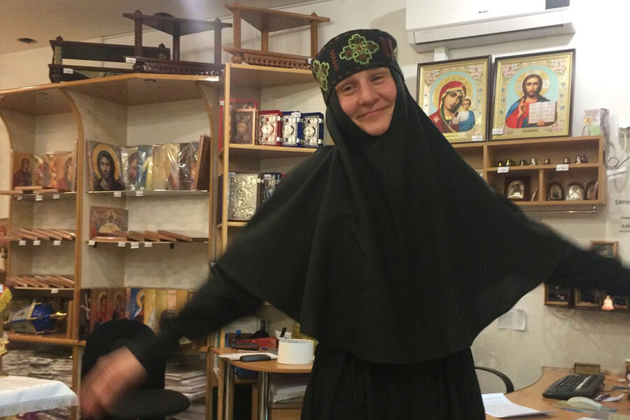 монахиня в вышитой шапочке
