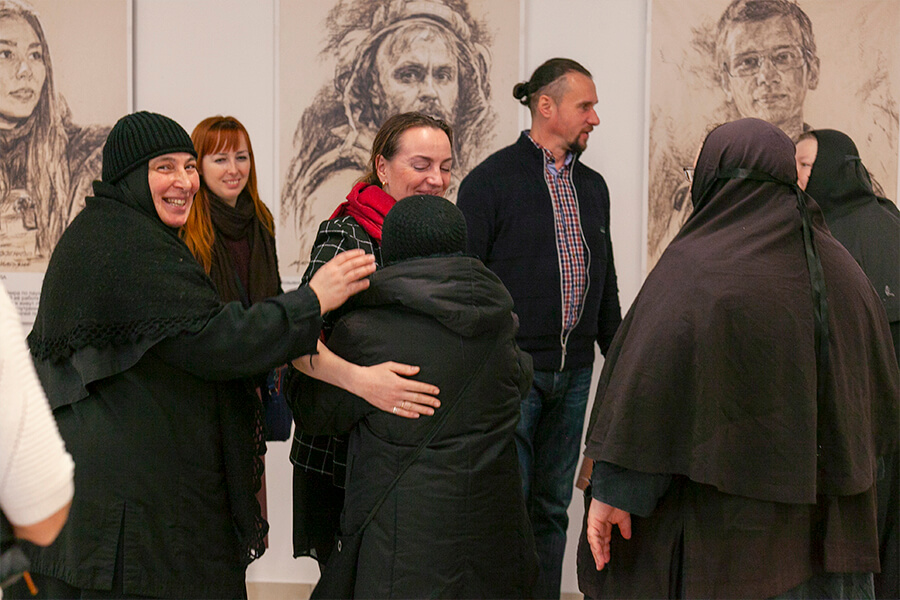 монахини на выставке