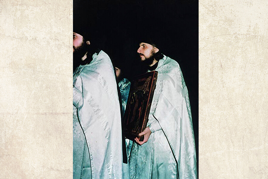 Отец Василий (Росляков) с иконой во время крестного хода
