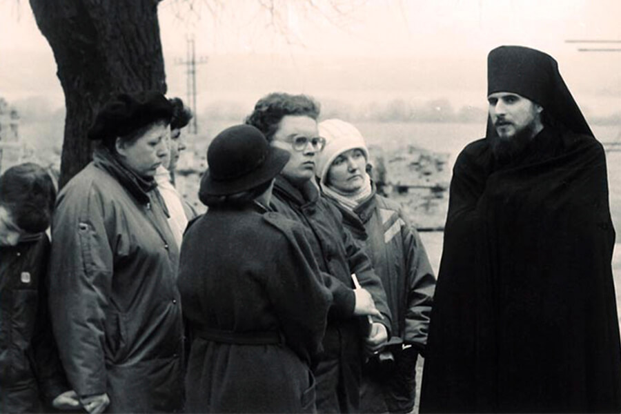 Иеромонах Василий (Росляков) с паломниками 