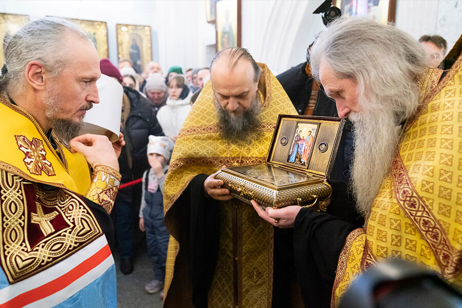 митрополит Вениамин встречает святыню