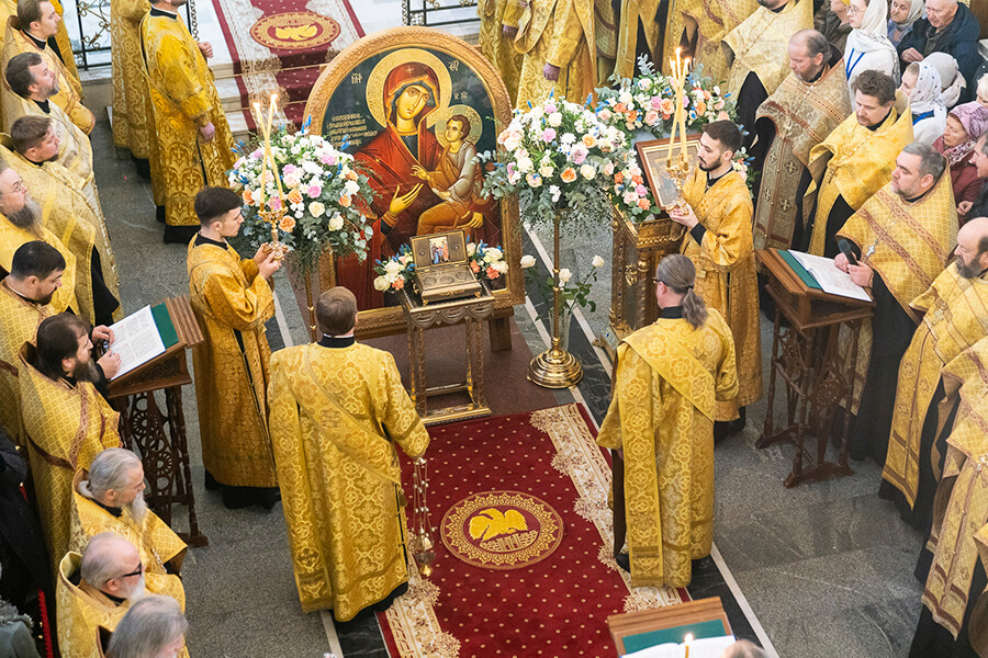 духовенство на встрече святыни