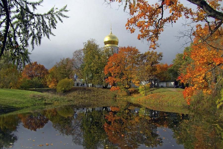 купол храма сквозь яркую листву