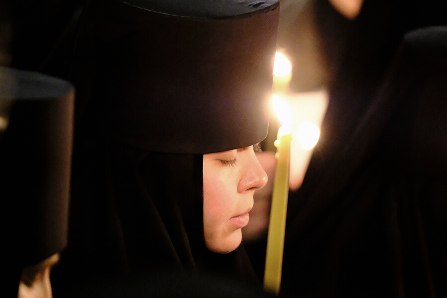 монахиня со свечой на постриге