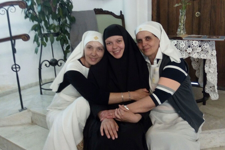 монахиня с сестрами милосердия