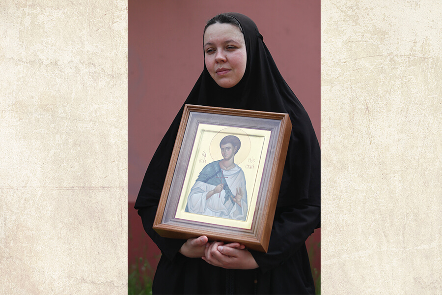 монахиня Василисса с иконой