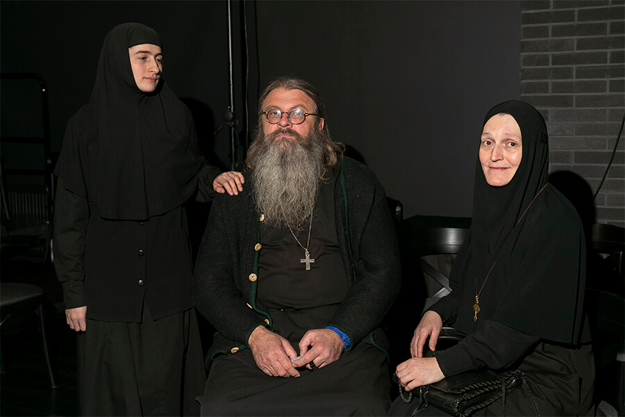 духовник и монахини