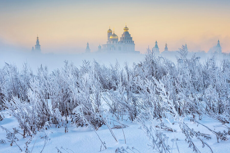 монастырь среди снегов