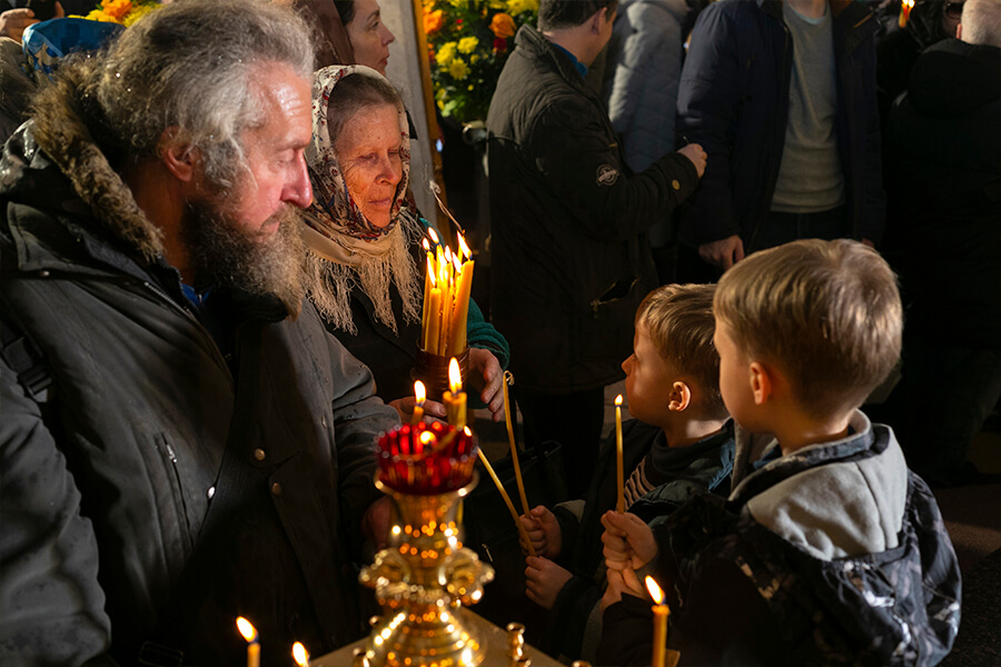 дети со свечами на праздник Сретения