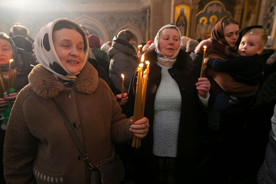 люди в храме со свечами