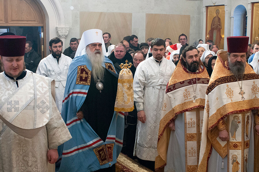 митрополит и священники свято-елисаветинского монастыря
