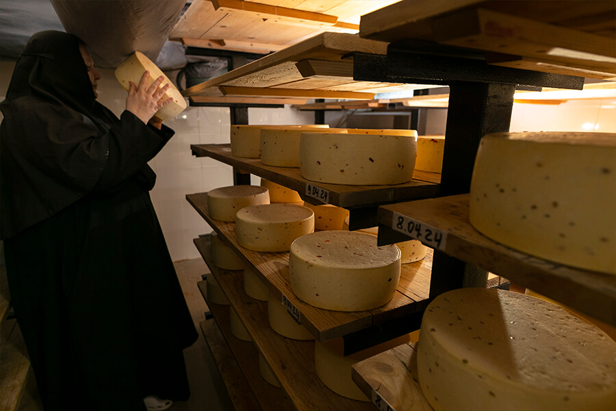 монахиня в сырной мастерской