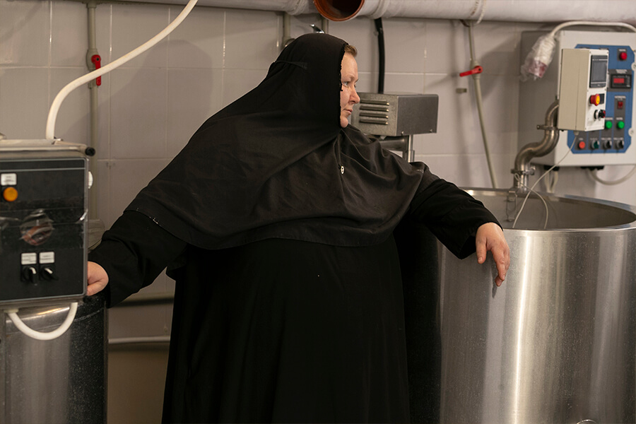 монахиня на сырном производстве