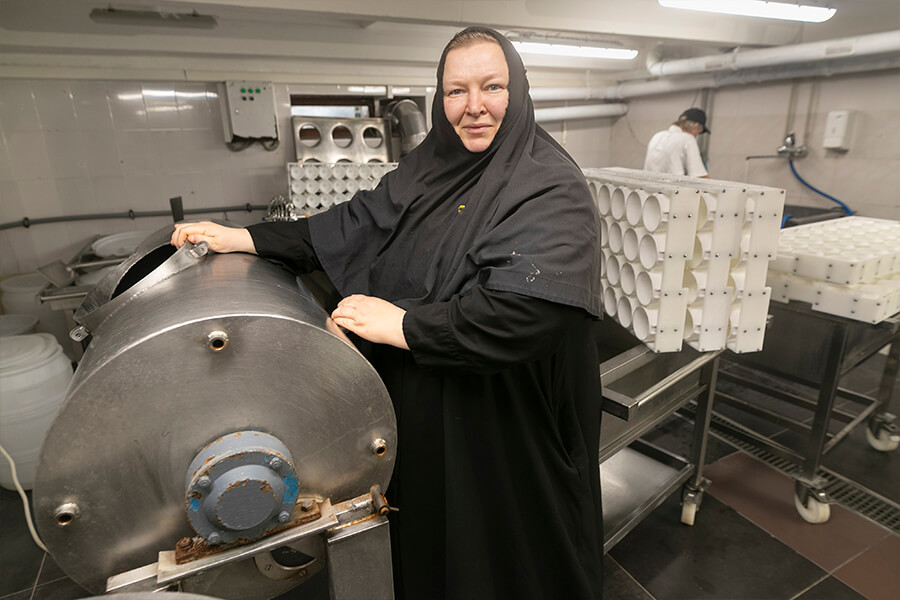 монахиня в молочном цеху