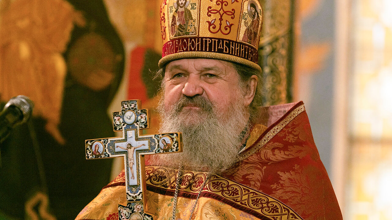 Протоиерей Андрей Лемешонок с крестом